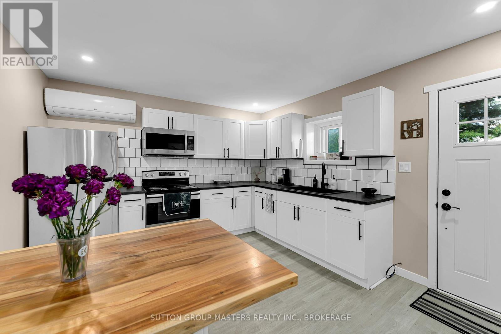 Unit 3 - 45 Quabbin Road, Front Of Yonge, ON - Indoor Photo Showing Kitchen