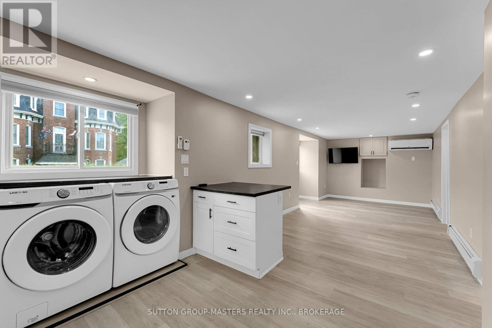 Unit 4 - 45 Quabbin Road, Front Of Yonge, ON - Indoor Photo Showing Laundry Room