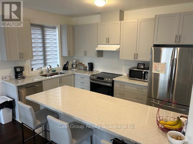 52 Seaton Crescent W, Tillsonburg, ON - Indoor Photo Showing Kitchen With Double Sink