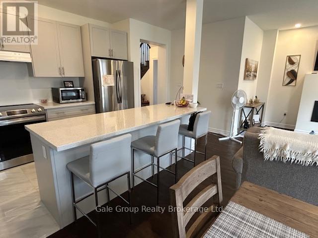 52 Seaton Crescent W, Tillsonburg, ON - Indoor Photo Showing Kitchen With Upgraded Kitchen