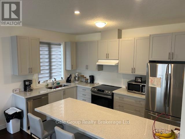 52 Seaton Crescent W, Tillsonburg, ON - Indoor Photo Showing Kitchen With Double Sink
