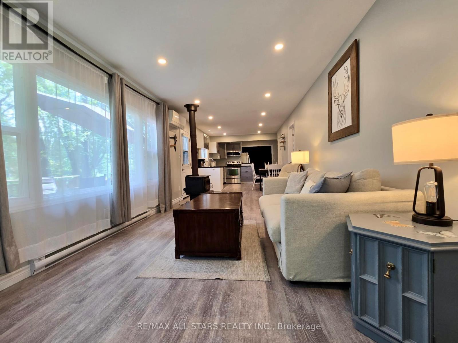 47 Kennedy Drive, Trent Lakes, ON - Indoor Photo Showing Living Room