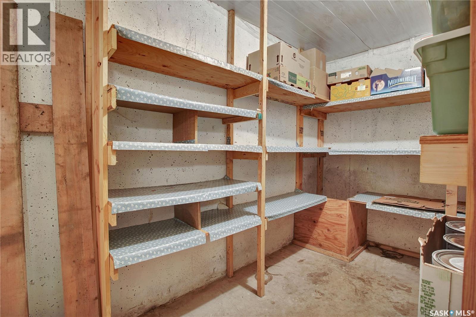 302 6Th Street, Hague, SK - Indoor