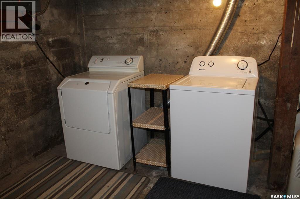 110 7Th Avenue, Alameda, SK - Indoor Photo Showing Laundry Room