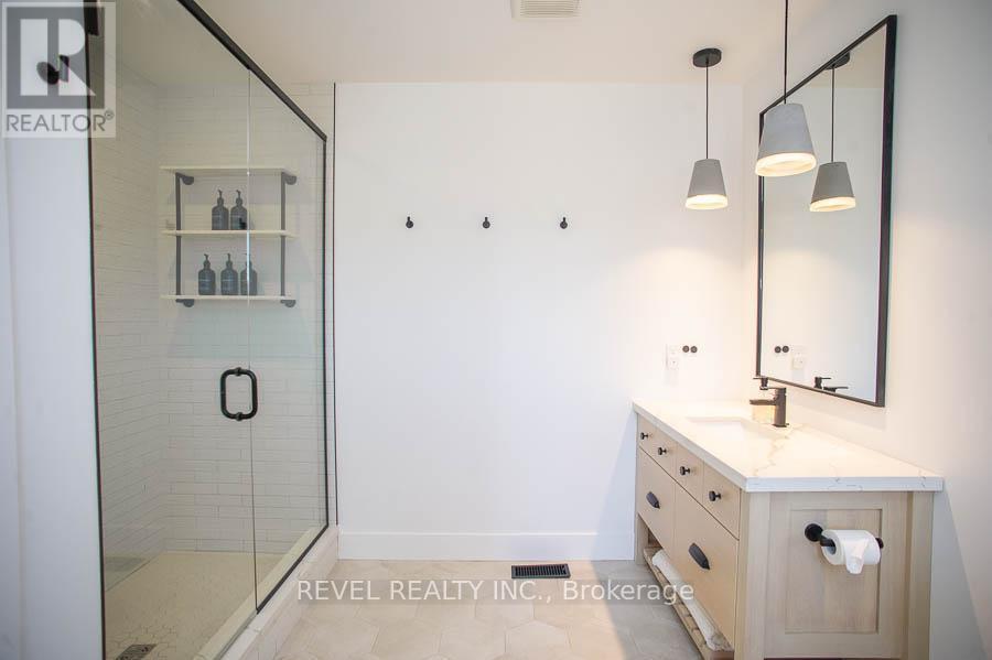 26 Gibbons Street, Norfolk, ON - Indoor Photo Showing Bathroom