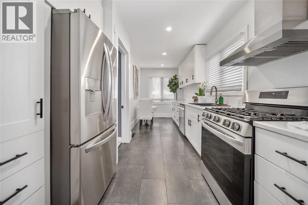 336 Blanche Street, Sarnia, ON - Indoor Photo Showing Kitchen With Upgraded Kitchen