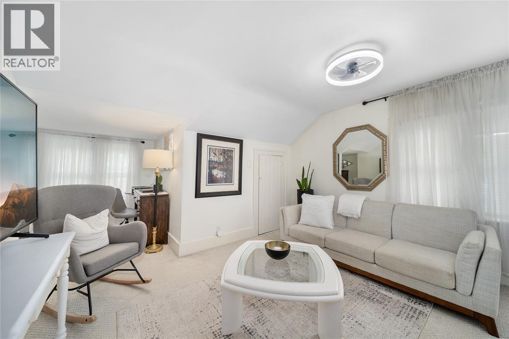 336 Blanche Street, Sarnia, ON - Indoor Photo Showing Living Room