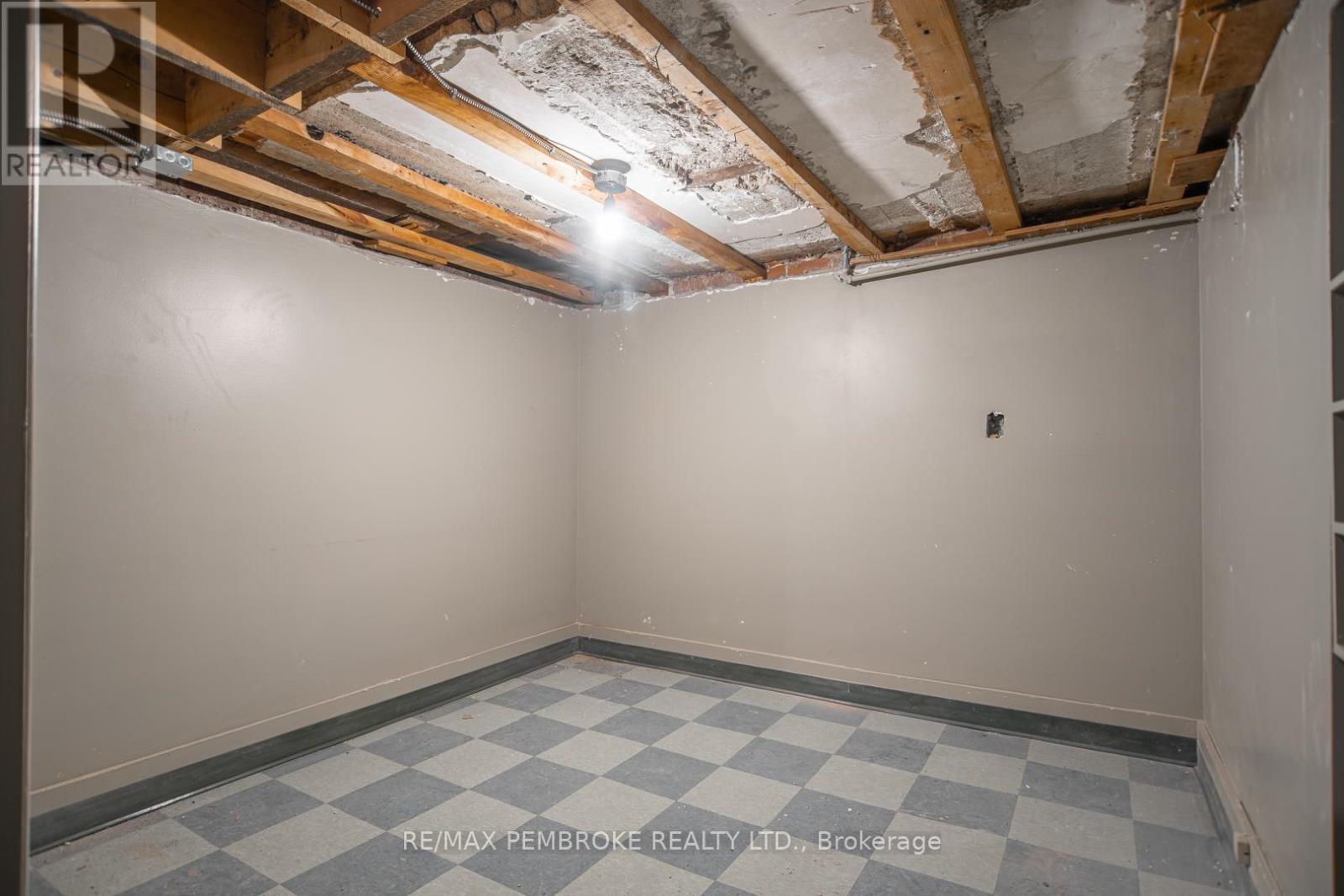 131 Pembroke Street W, Pembroke, ON