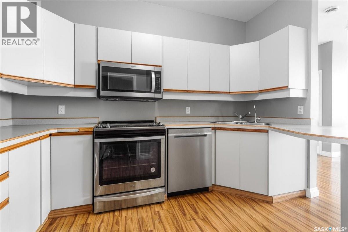 801 1867 Hamilton Street, Regina, SK - Indoor Photo Showing Kitchen With Double Sink