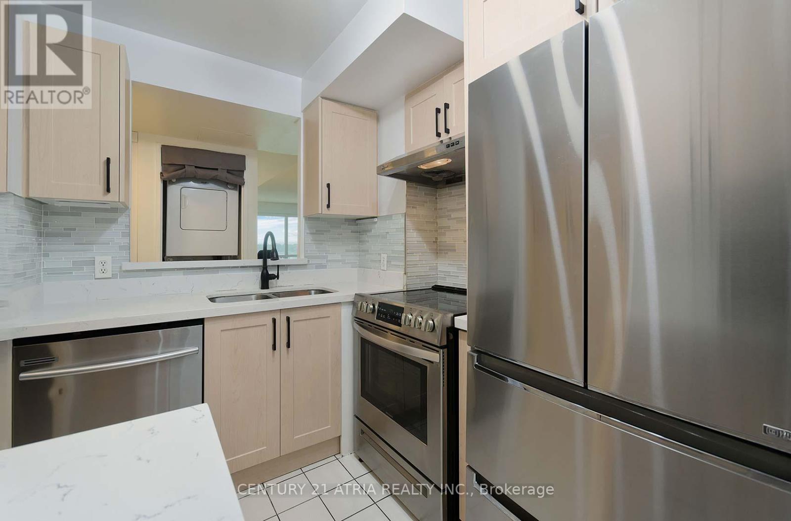 710 - 8 Lee Centre Drive, Toronto, ON - Indoor Photo Showing Kitchen With Double Sink With Upgraded Kitchen