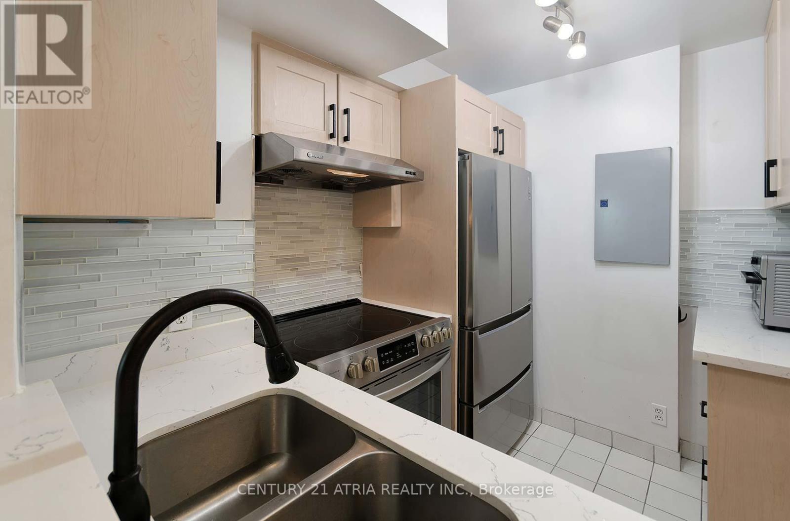 710 - 8 Lee Centre Drive, Toronto, ON - Indoor Photo Showing Kitchen With Double Sink