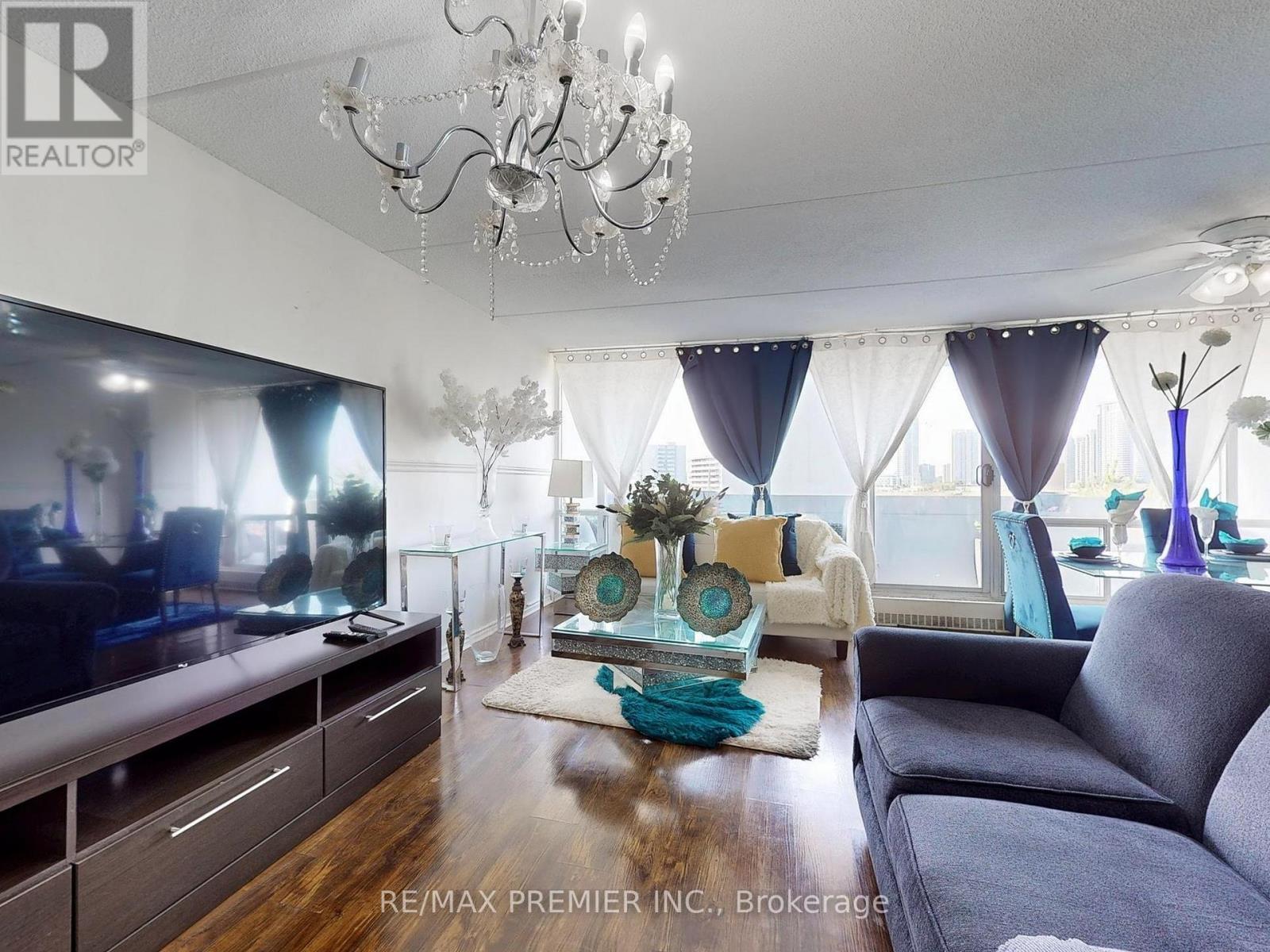 614 - 2 Glamorgan Avenue, Toronto, ON - Indoor Photo Showing Living Room