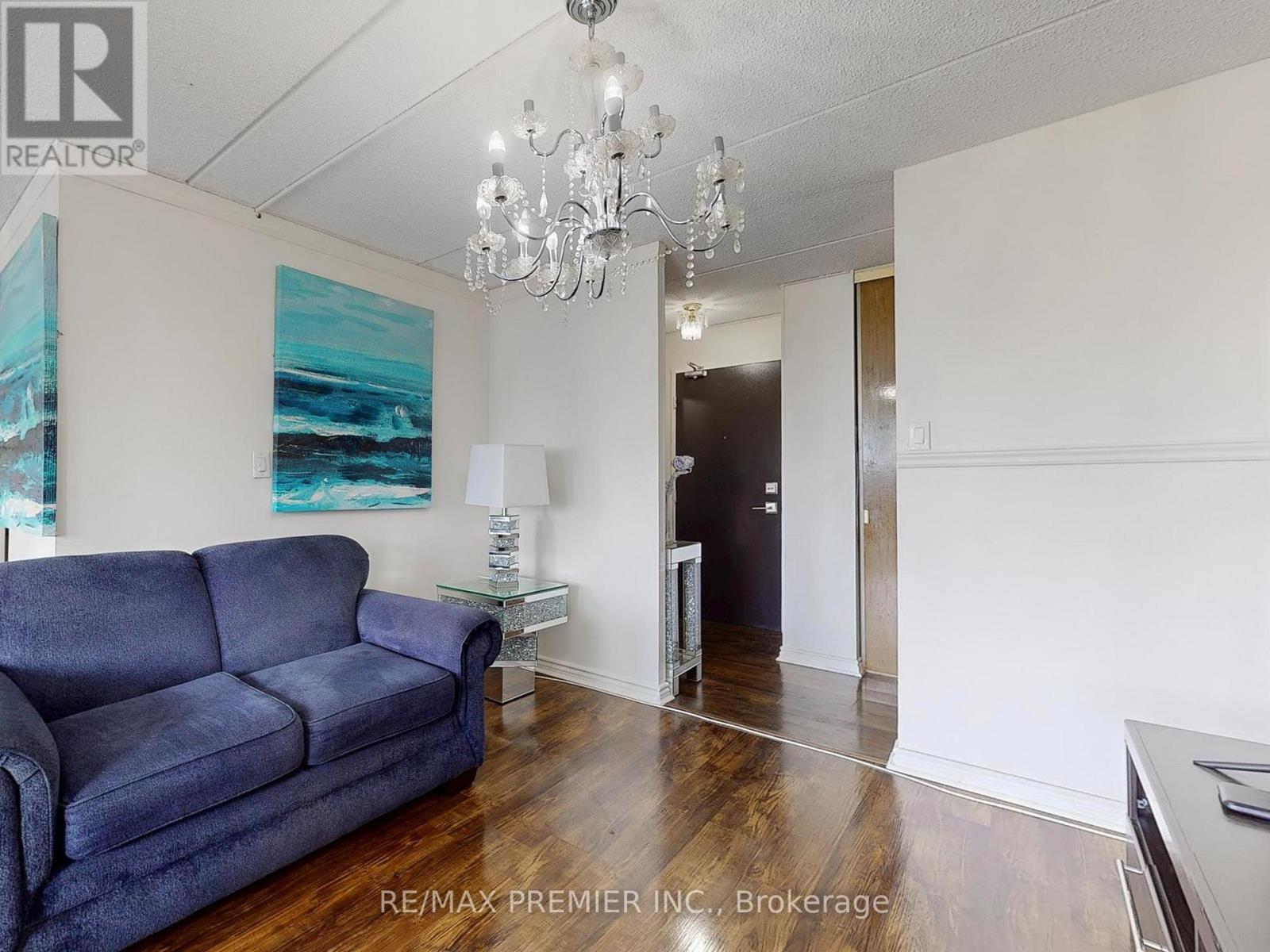 614 - 2 Glamorgan Avenue, Toronto, ON - Indoor Photo Showing Living Room