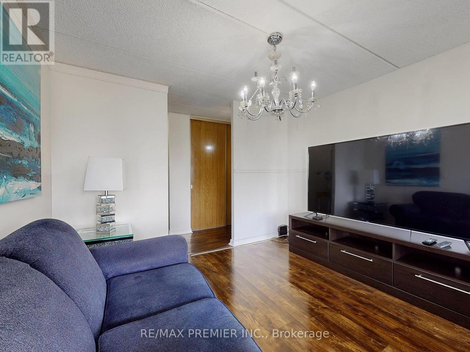 614 - 2 Glamorgan Avenue, Toronto, ON - Indoor Photo Showing Living Room