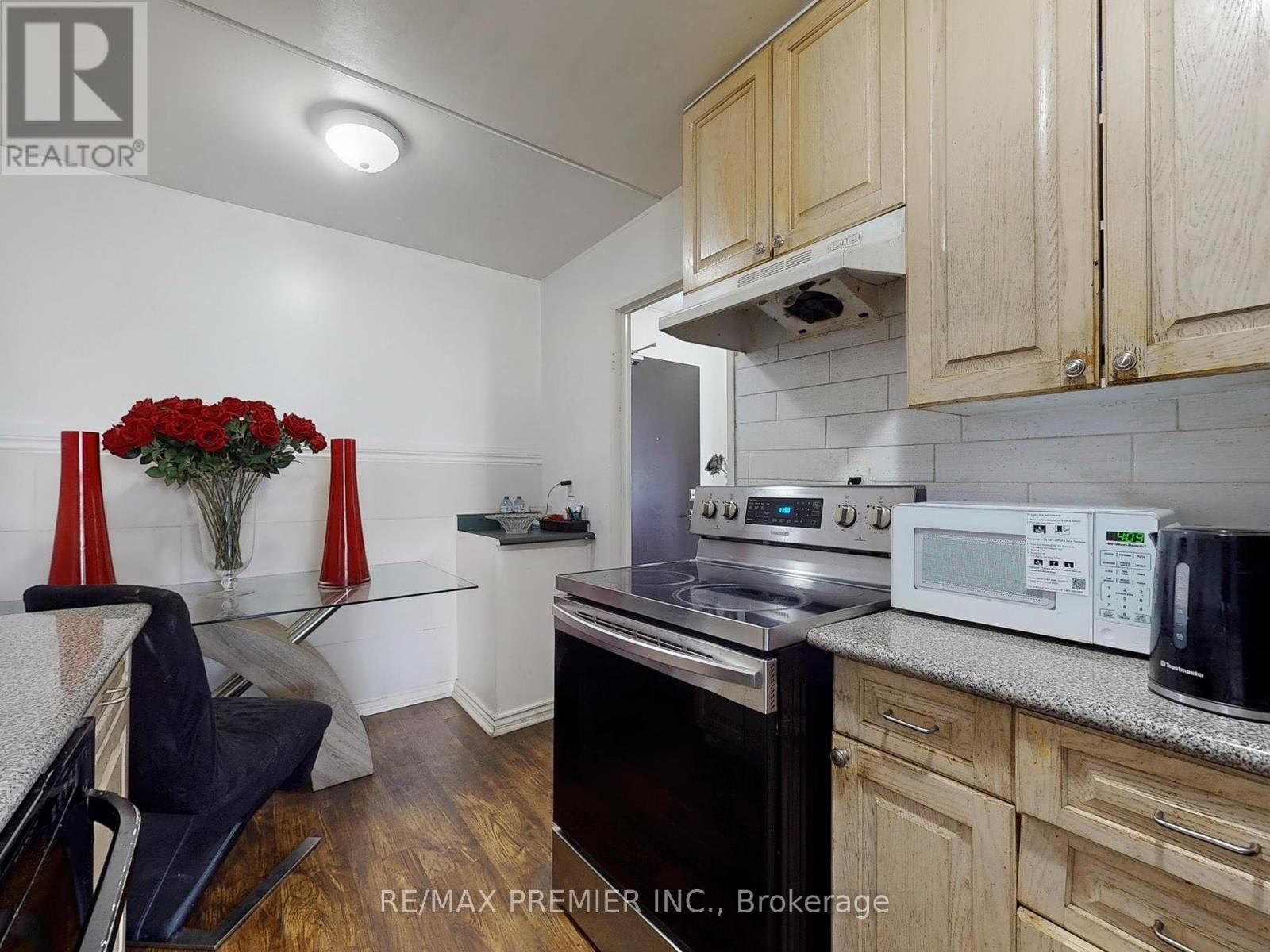614 - 2 Glamorgan Avenue, Toronto, ON - Indoor Photo Showing Kitchen