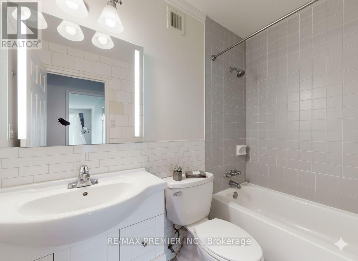 614 - 2 Glamorgan Avenue, Toronto, ON - Indoor Photo Showing Bathroom