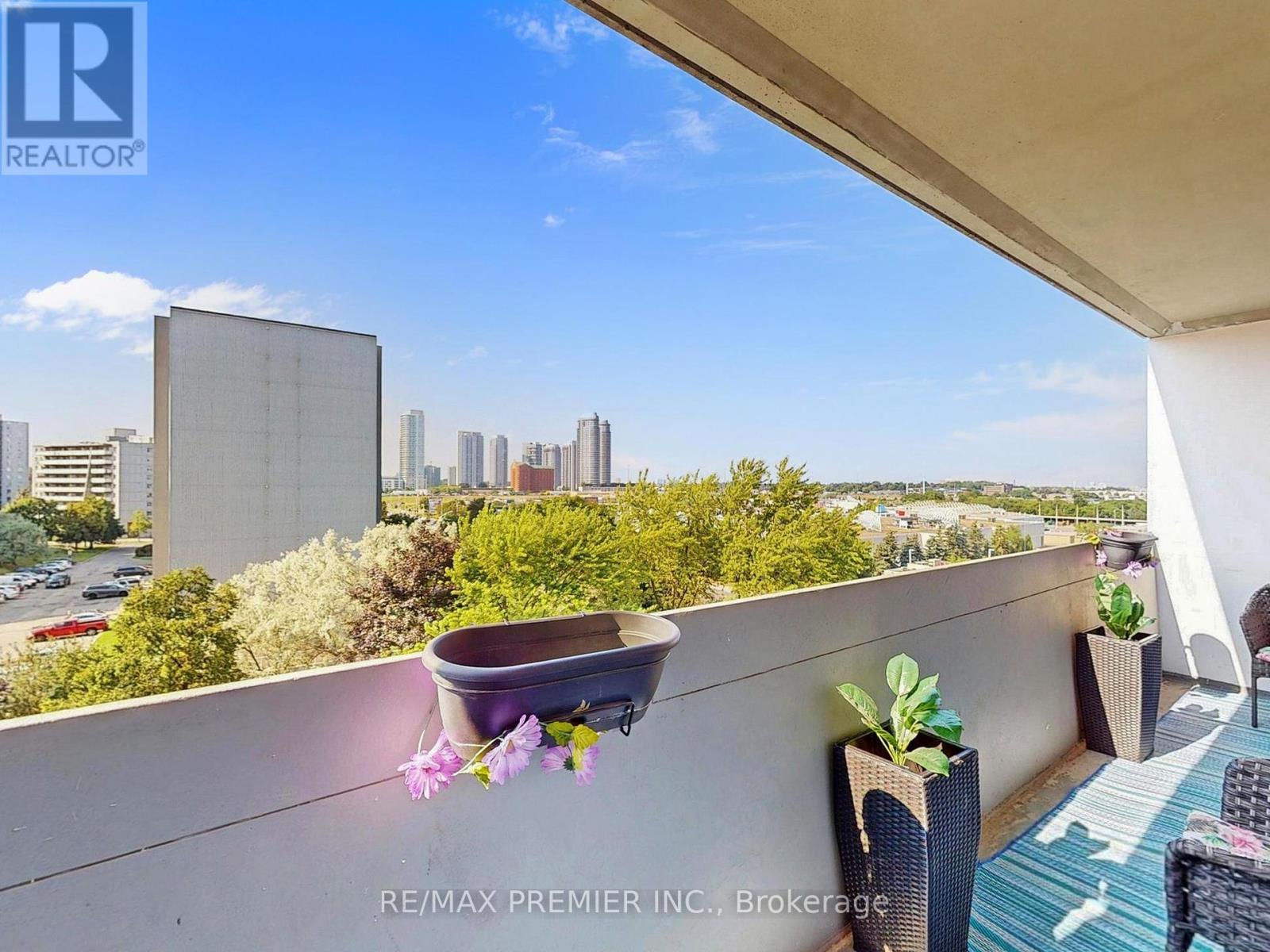 614 - 2 Glamorgan Avenue, Toronto, ON - Outdoor With Exterior