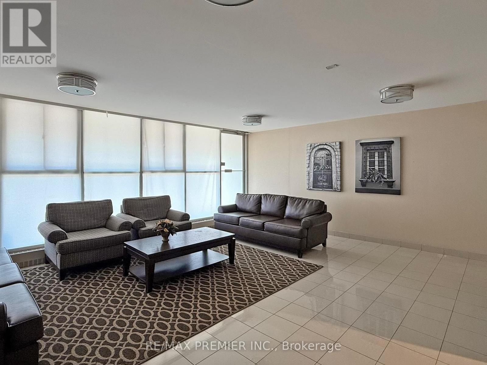 614 - 2 Glamorgan Avenue, Toronto, ON - Indoor Photo Showing Living Room