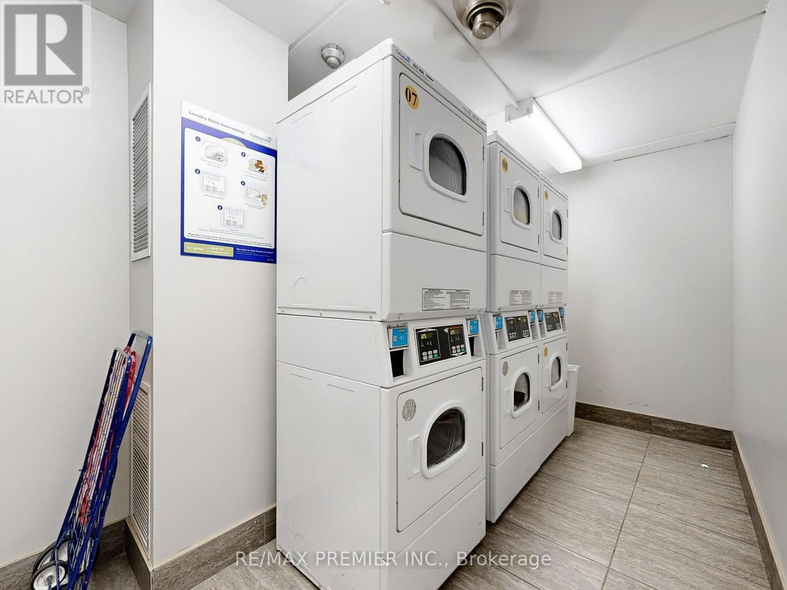 614 - 2 Glamorgan Avenue, Toronto, ON - Indoor Photo Showing Laundry Room