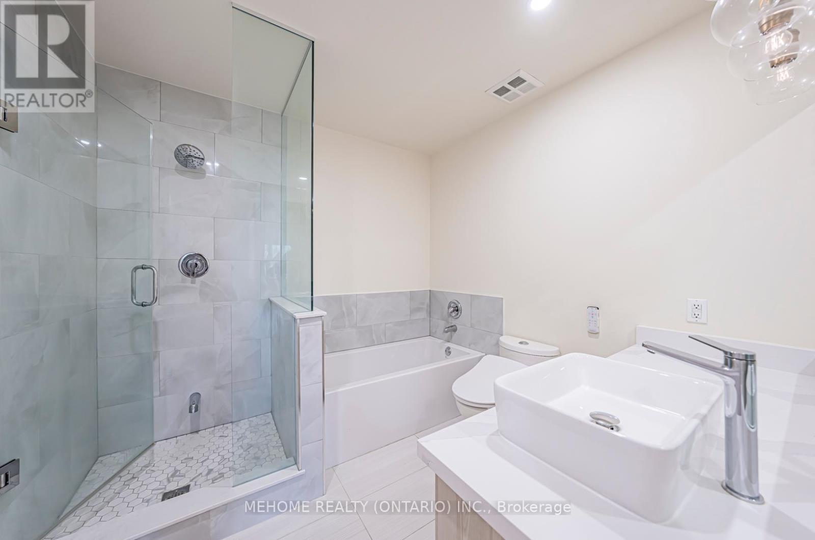 1227 - 28 Sommerset Way, Toronto, ON - Indoor Photo Showing Bathroom