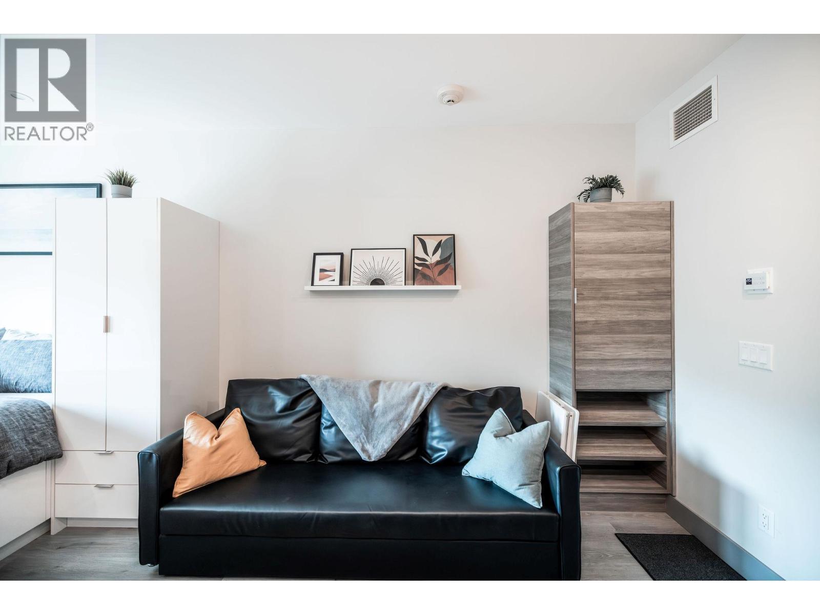 2555 Lakeshore Road Unit# 518, Vernon, BC - Indoor Photo Showing Living Room