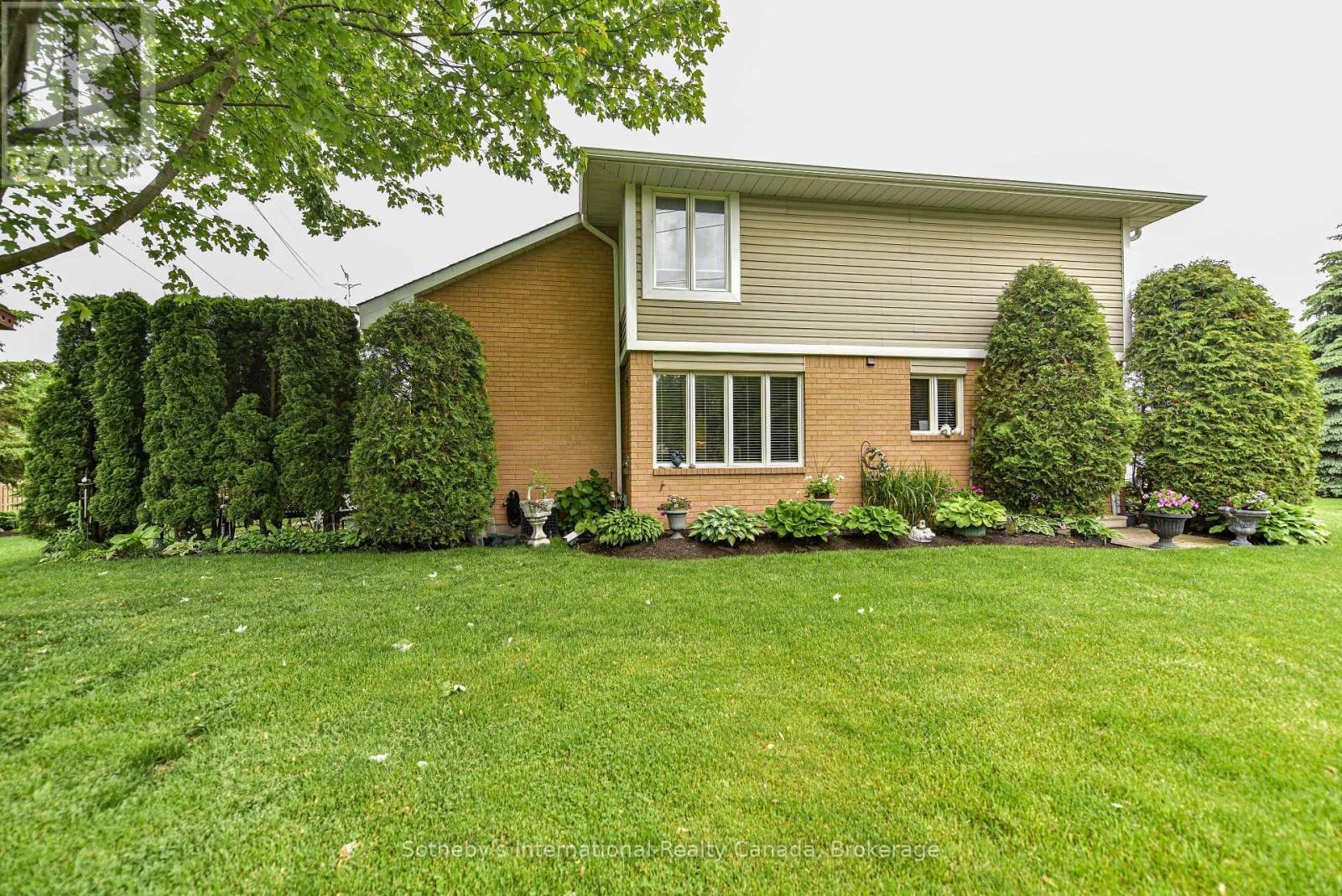 end unit - 101 - 10 Museum Drive, Orillia, ON - Outdoor