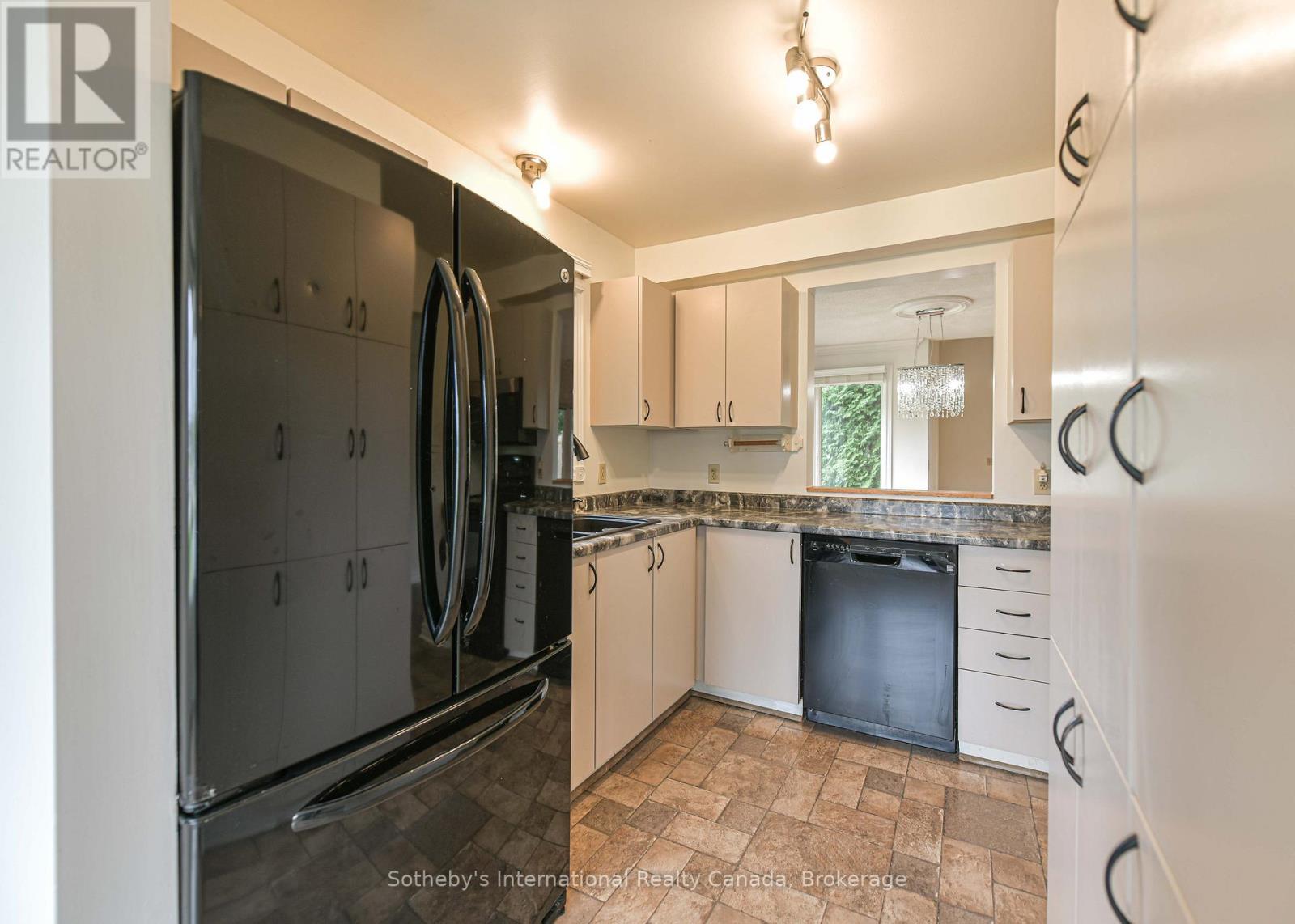 101 - 10 Museum Drive, Orillia, ON - Indoor Photo Showing Kitchen