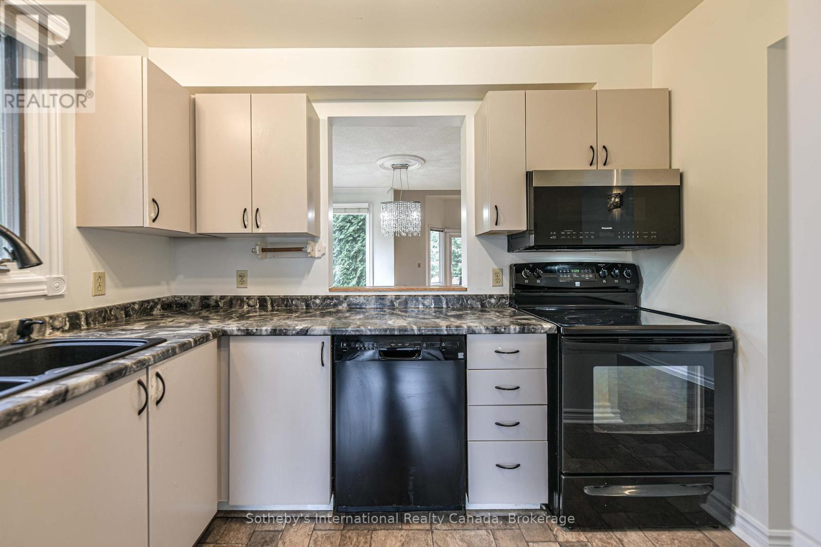 101 - 10 Museum Drive, Orillia, ON - Indoor Photo Showing Kitchen