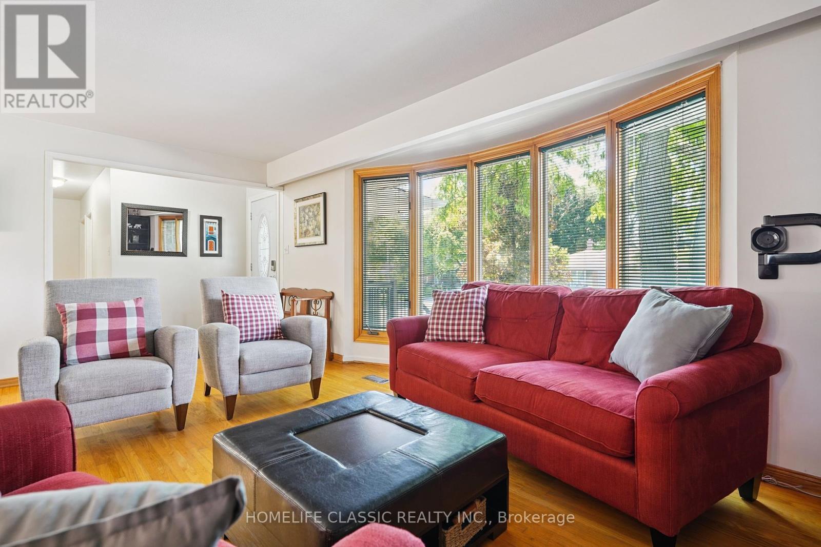 67 Beaver Bend Crescent, Toronto, ON - Indoor Photo Showing Living Room