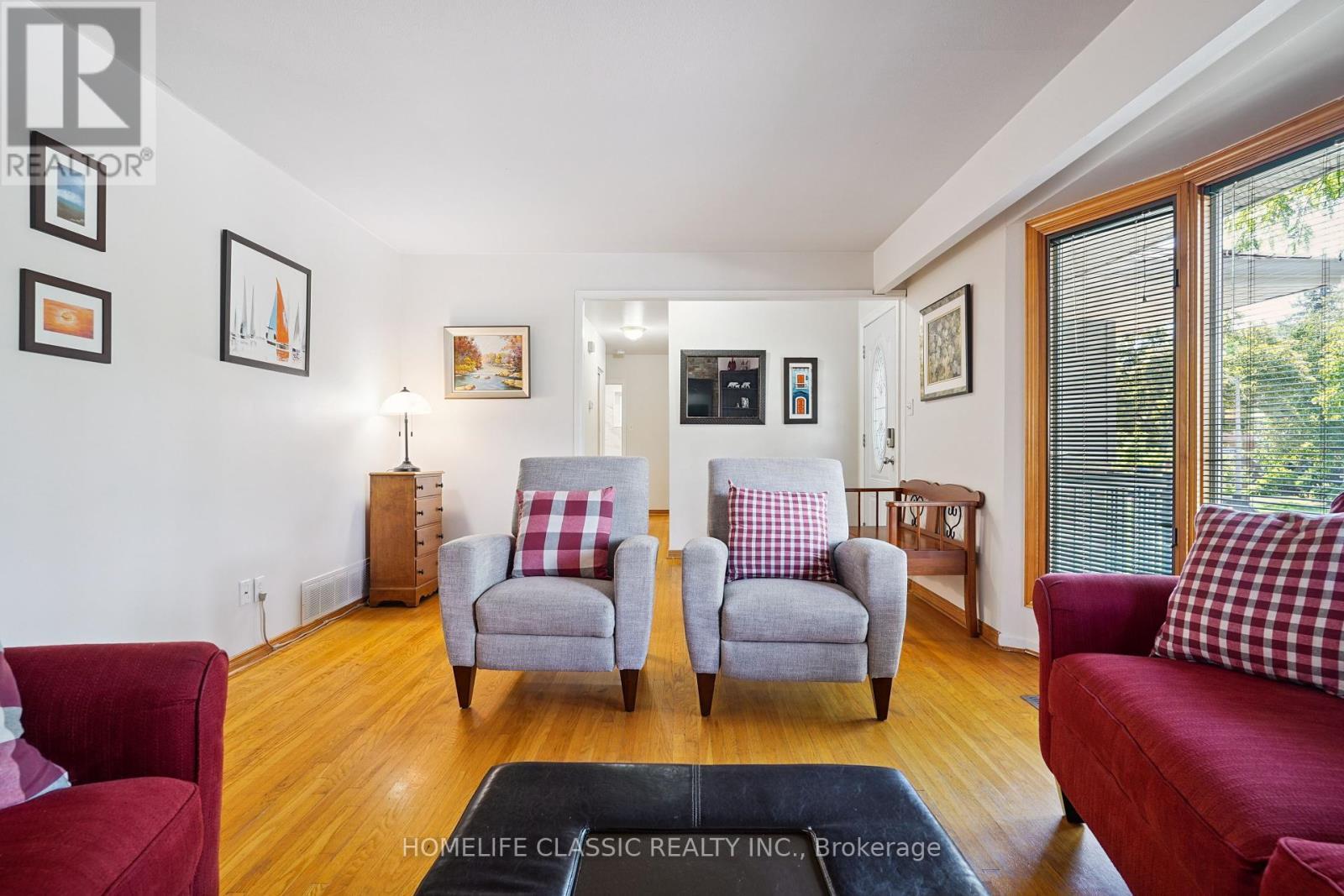 67 Beaver Bend Crescent, Toronto, ON - Indoor Photo Showing Living Room