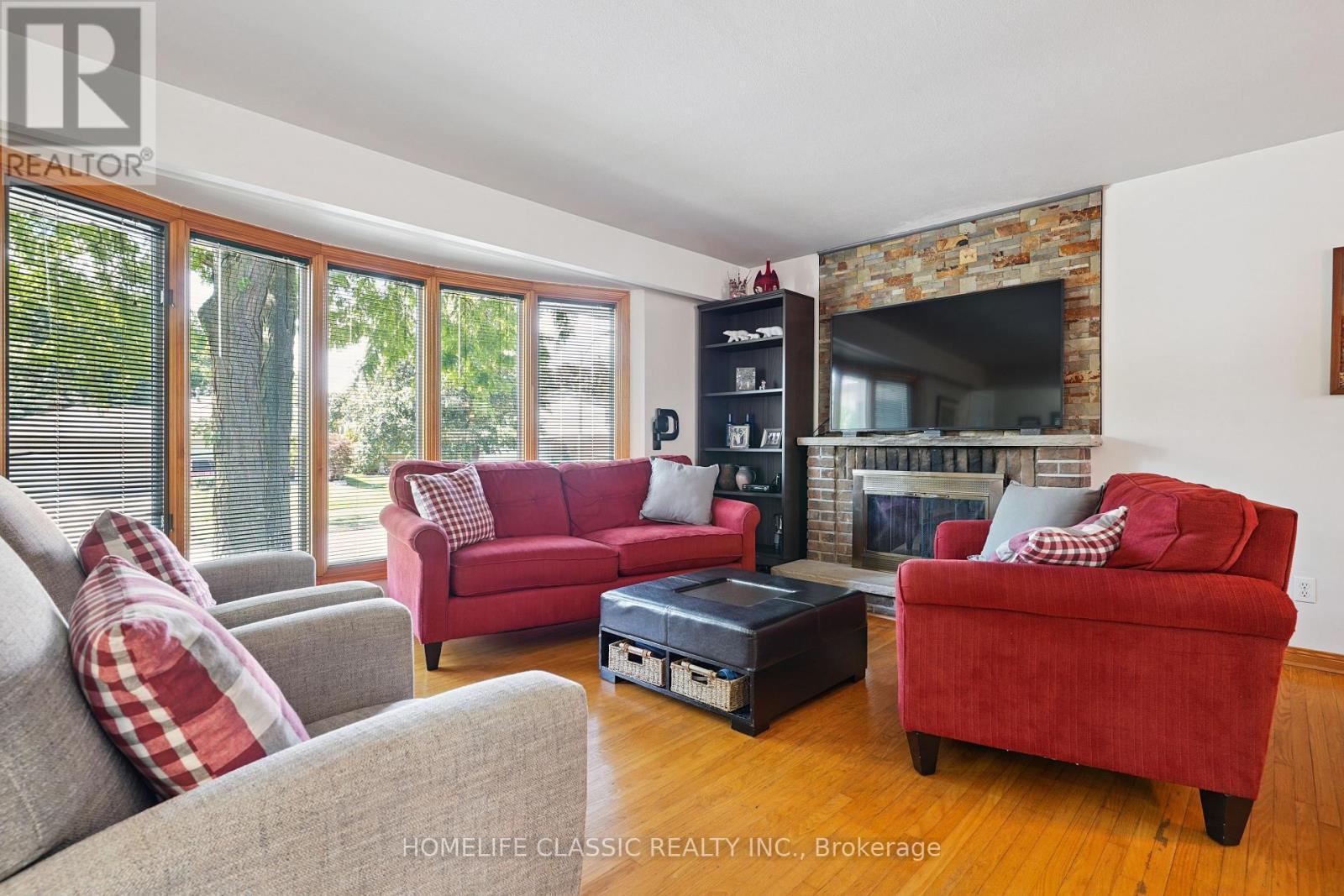 67 Beaver Bend Crescent, Toronto, ON - Indoor Photo Showing Living Room