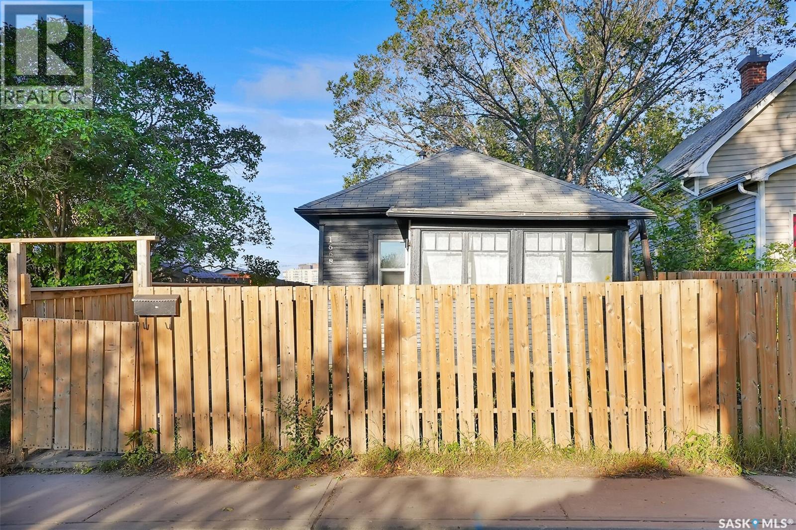 1668 Ottawa Street, Regina, SK - Outdoor