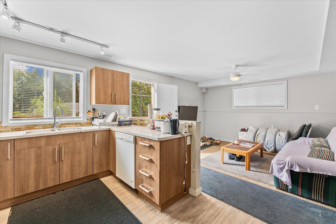 1377 Orchard Drive, Kelowna, BC - Indoor Photo Showing Kitchen With Double Sink