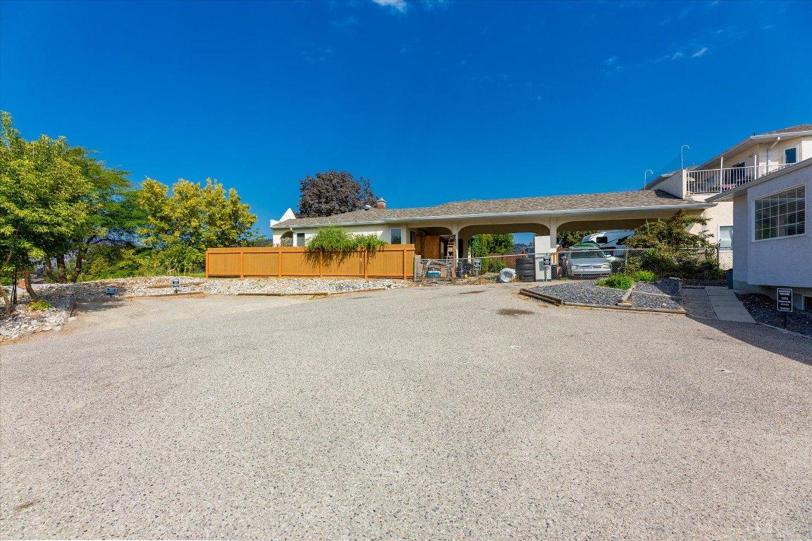 1377 Orchard Drive, Kelowna, BC - Outdoor