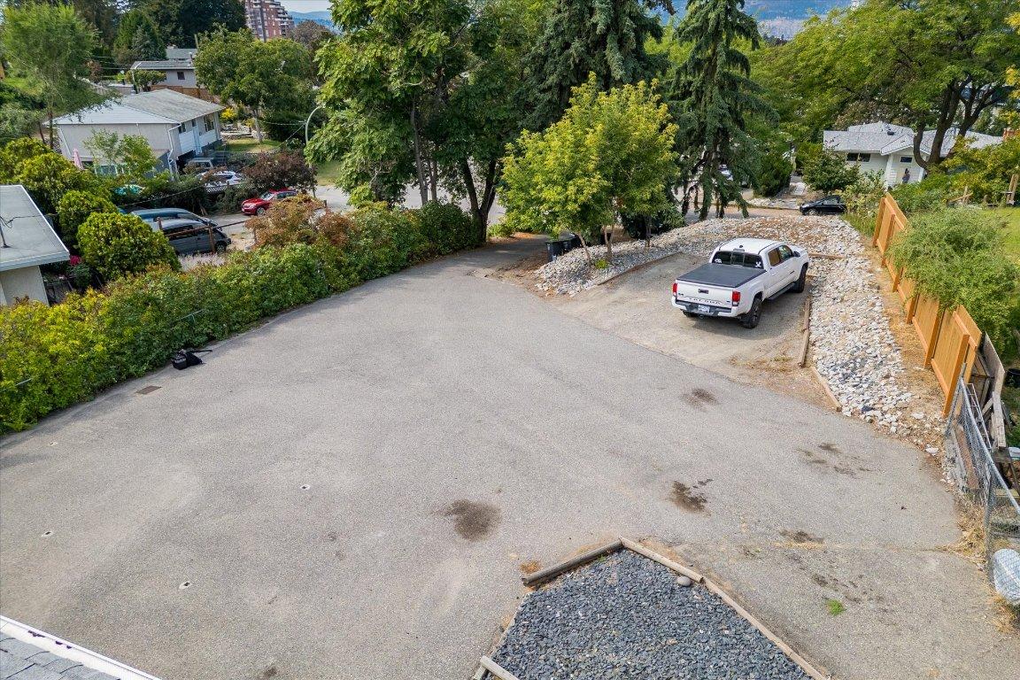 1377 Orchard Drive, Kelowna, BC - Outdoor