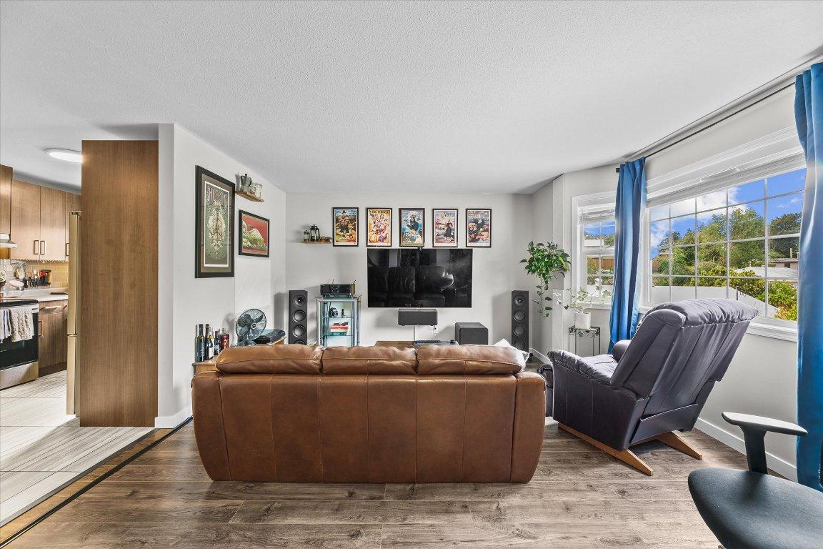 1377 Orchard Drive, Kelowna, BC - Indoor Photo Showing Living Room