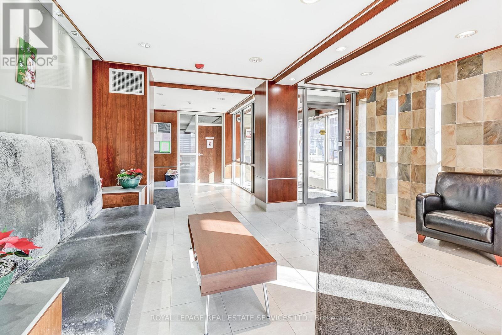 Bright Lobby - 208 - 70 Port Street E, Mississauga, ON - Indoor Photo Showing Other Room