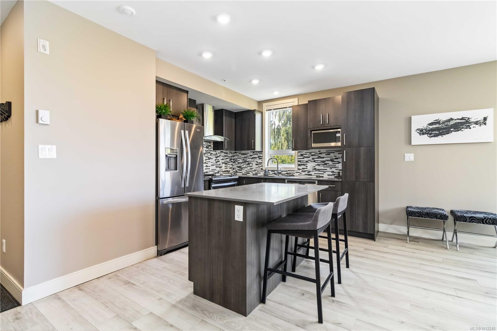 301-300 Michigan St, Victoria, BC - Indoor Photo Showing Kitchen With Upgraded Kitchen