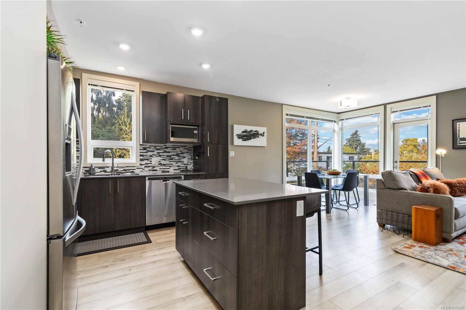 301-300 Michigan St, Victoria, BC - Indoor Photo Showing Kitchen With Upgraded Kitchen