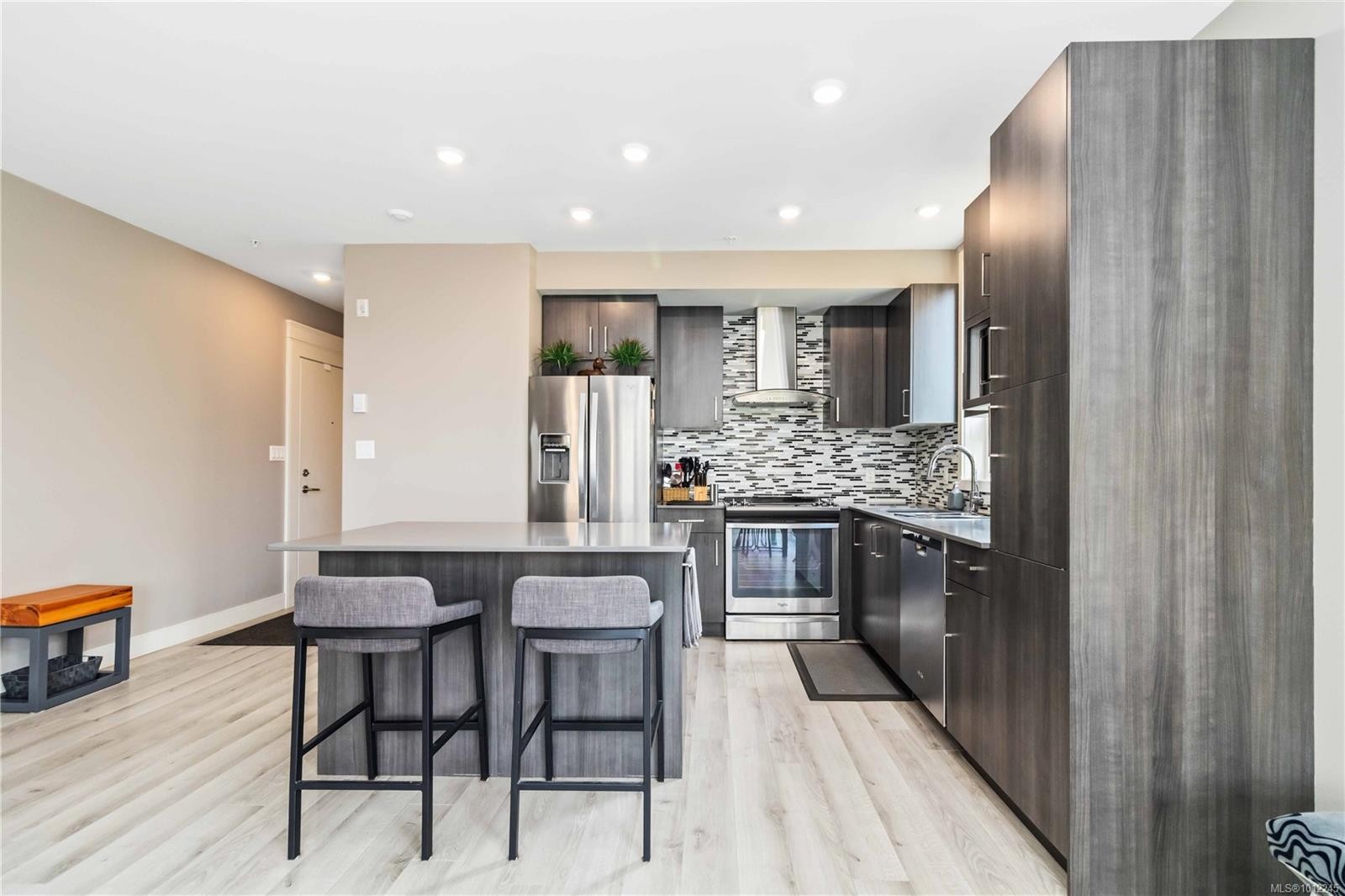 301-300 Michigan St, Victoria, BC - Indoor Photo Showing Kitchen With Upgraded Kitchen