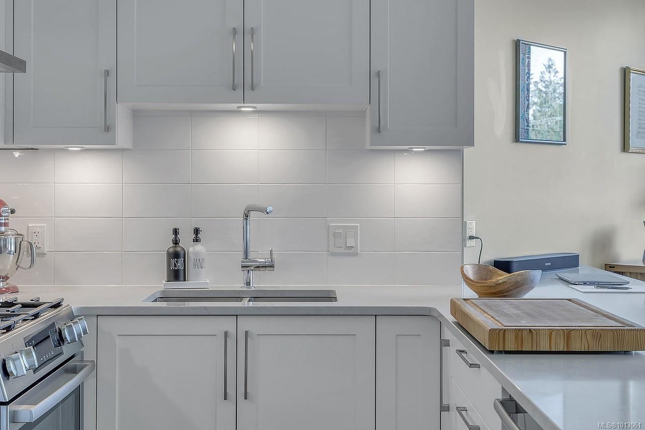 506-3529 Dolphin Dr, Nanoose Bay, BC - Indoor Photo Showing Kitchen With Upgraded Kitchen