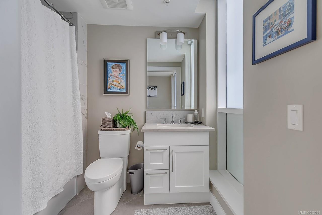 506-3529 Dolphin Dr, Nanoose Bay, BC - Indoor Photo Showing Bathroom