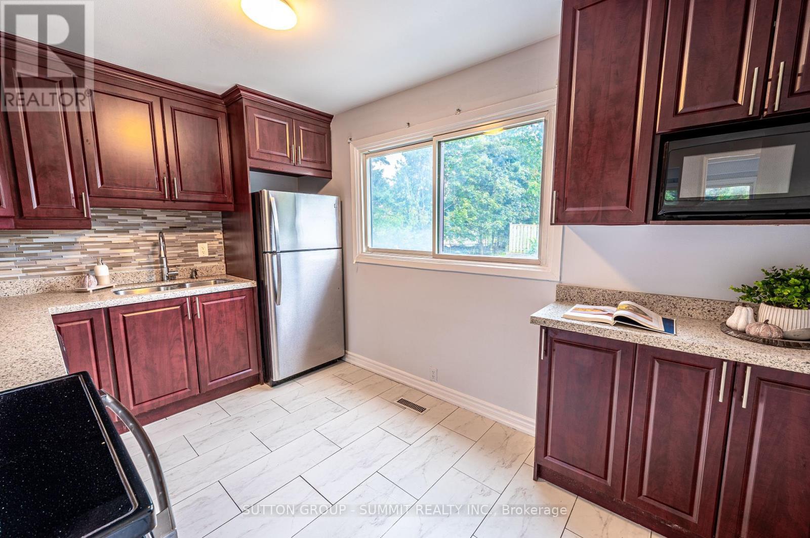 134 Song Meadowway, Toronto, ON - Indoor Photo Showing Kitchen