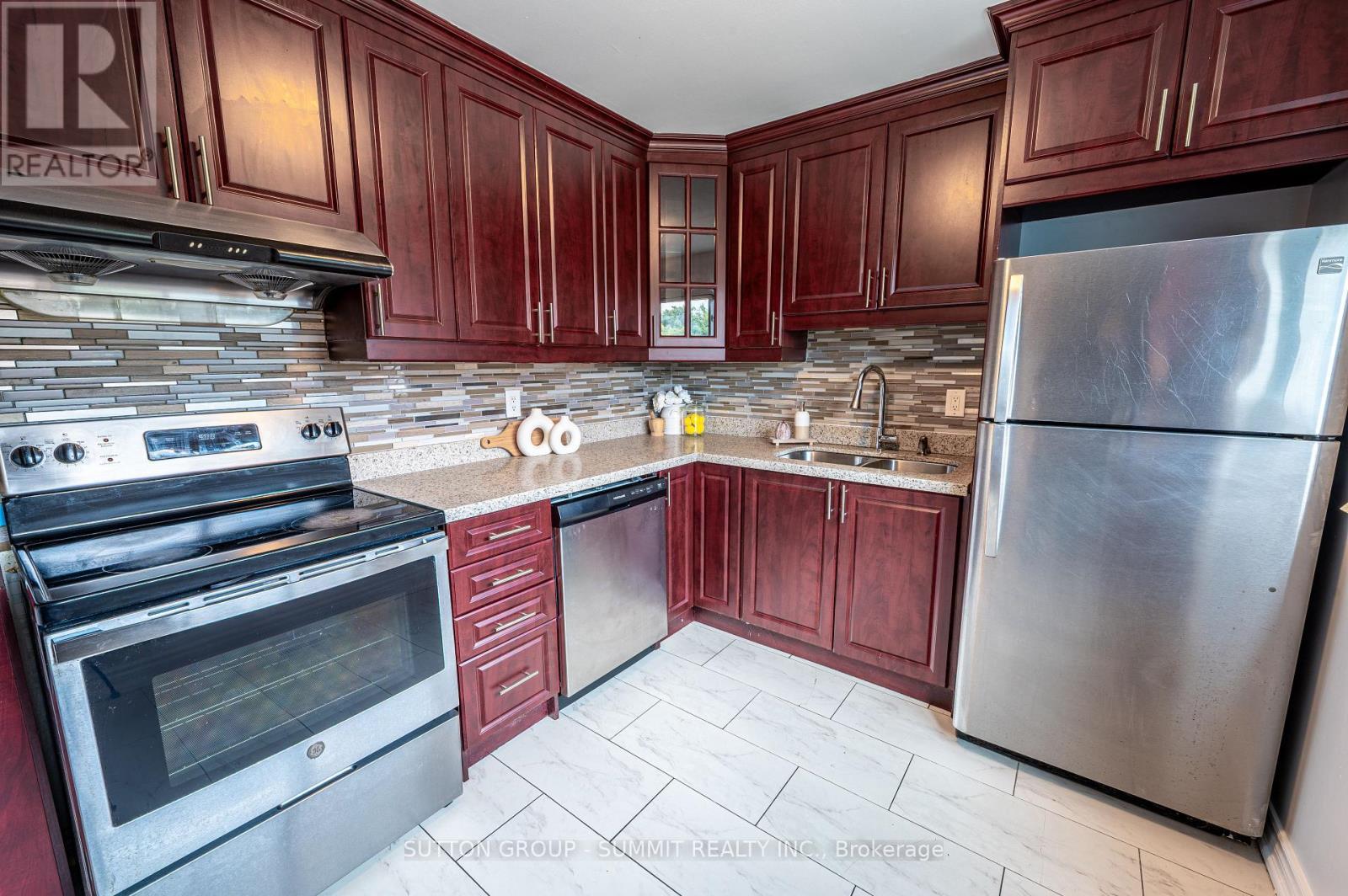 134 Song Meadowway, Toronto, ON - Indoor Photo Showing Kitchen With Double Sink