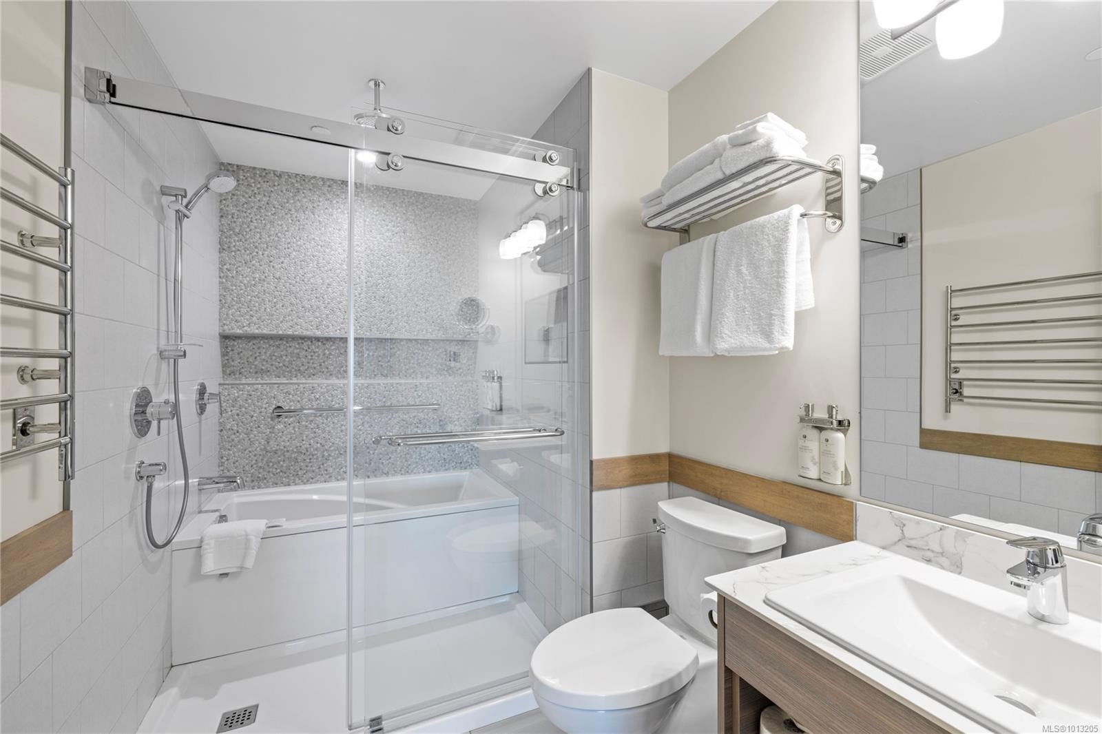 130-1155 Resort Dr, Parksville, BC - Indoor Photo Showing Bathroom