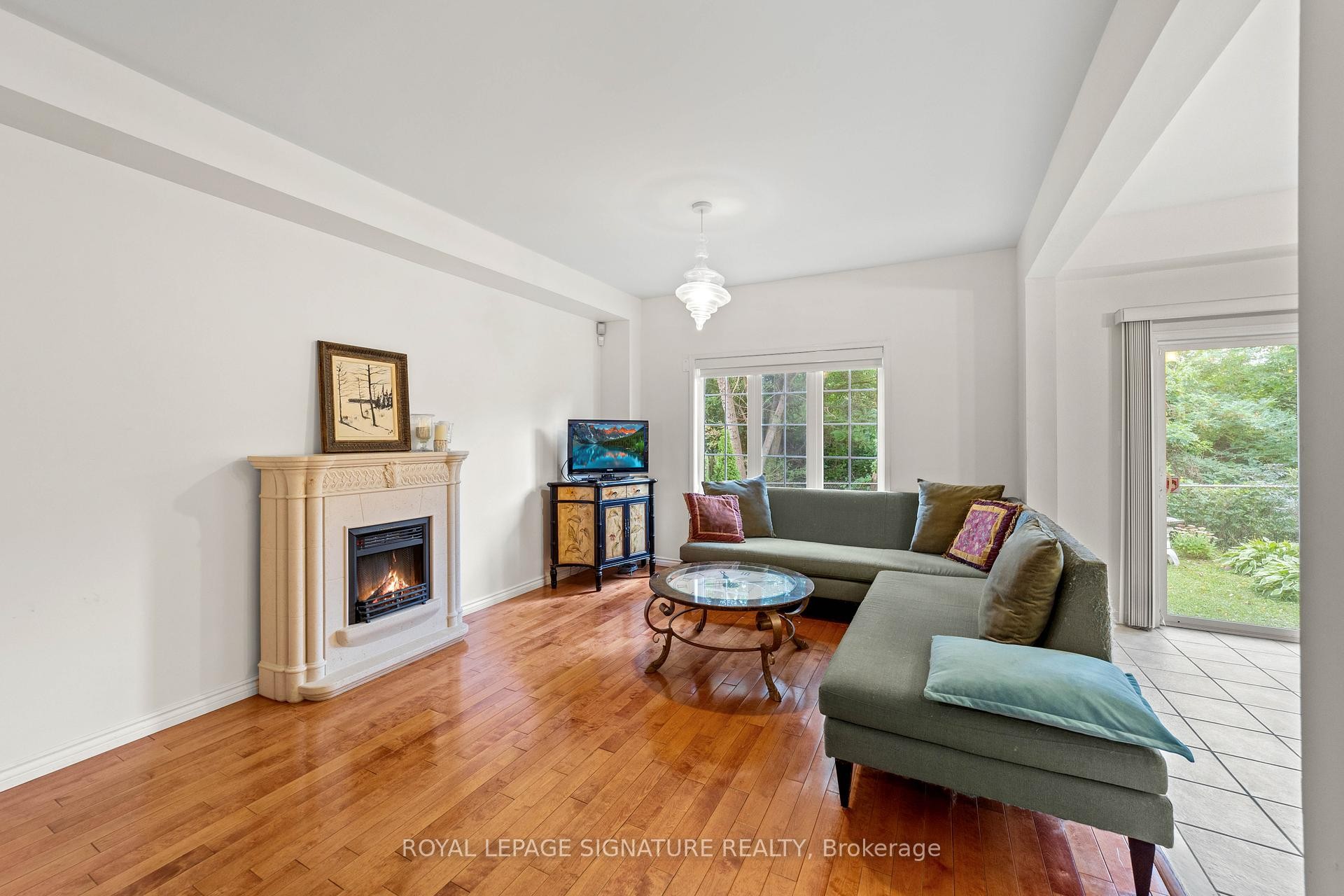 46 Trish Drive, Richmond Hill, ON - Indoor Photo Showing Living Room With Fireplace