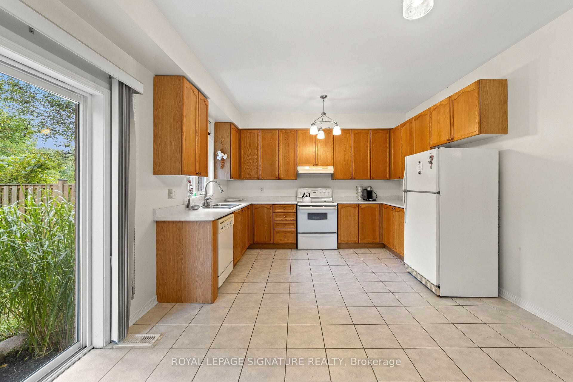 46 Trish Drive, Richmond Hill, ON - Indoor Photo Showing Kitchen