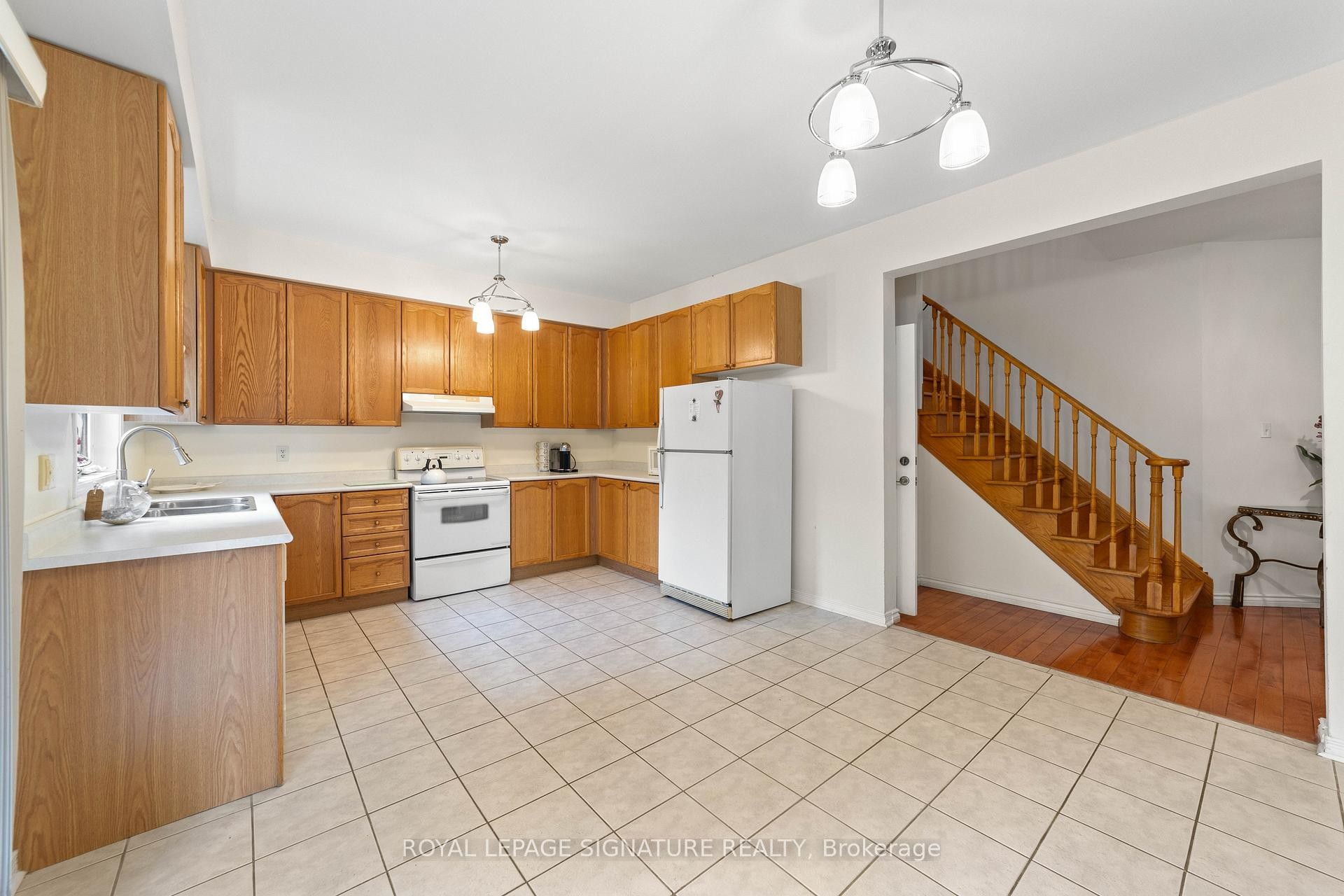 46 Trish Drive, Richmond Hill, ON - Indoor Photo Showing Kitchen