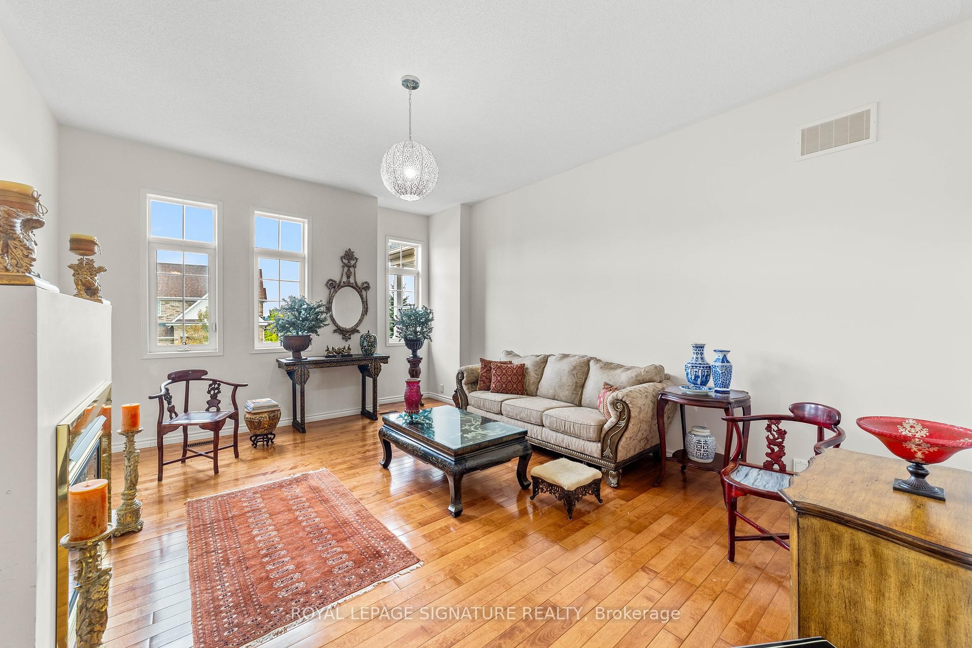 46 Trish Drive, Richmond Hill, ON - Indoor Photo Showing Living Room