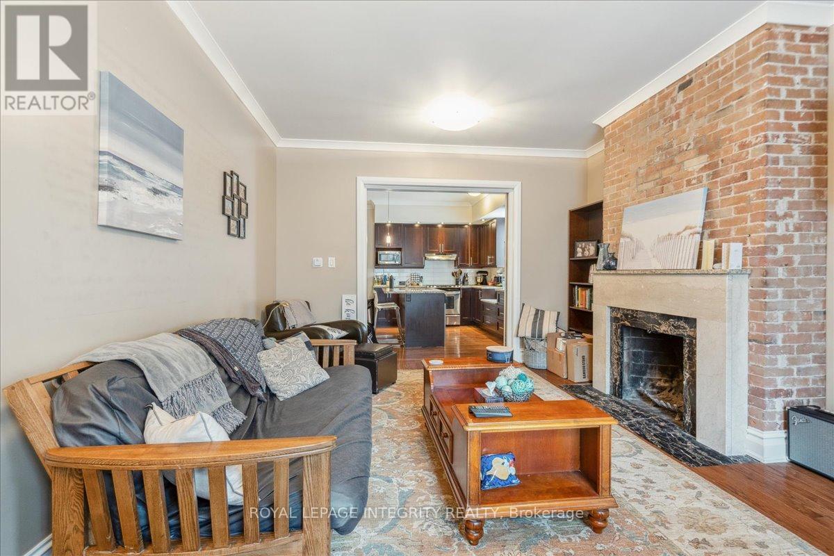 468-470 Besserer Street, Ottawa, ON - Indoor Photo Showing Living Room With Fireplace